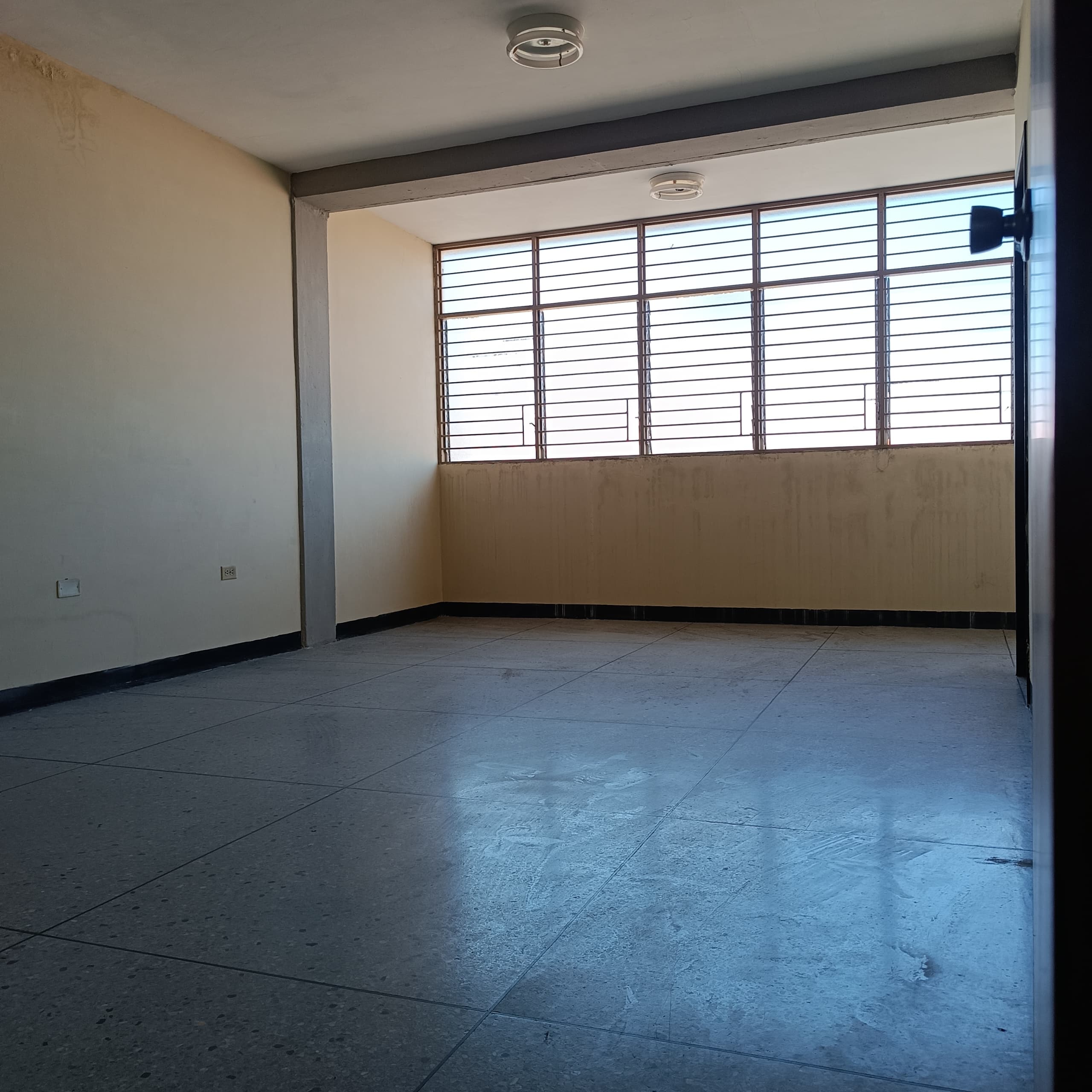 En Alquiler Oficina Nº 10 ,ubicada en la Carrera 10 con esquina de la Calle 15, Sector El Cementerio, al lado del Seniat, Guanare, Portuguesa, Venezuela (644) - Imagen 13