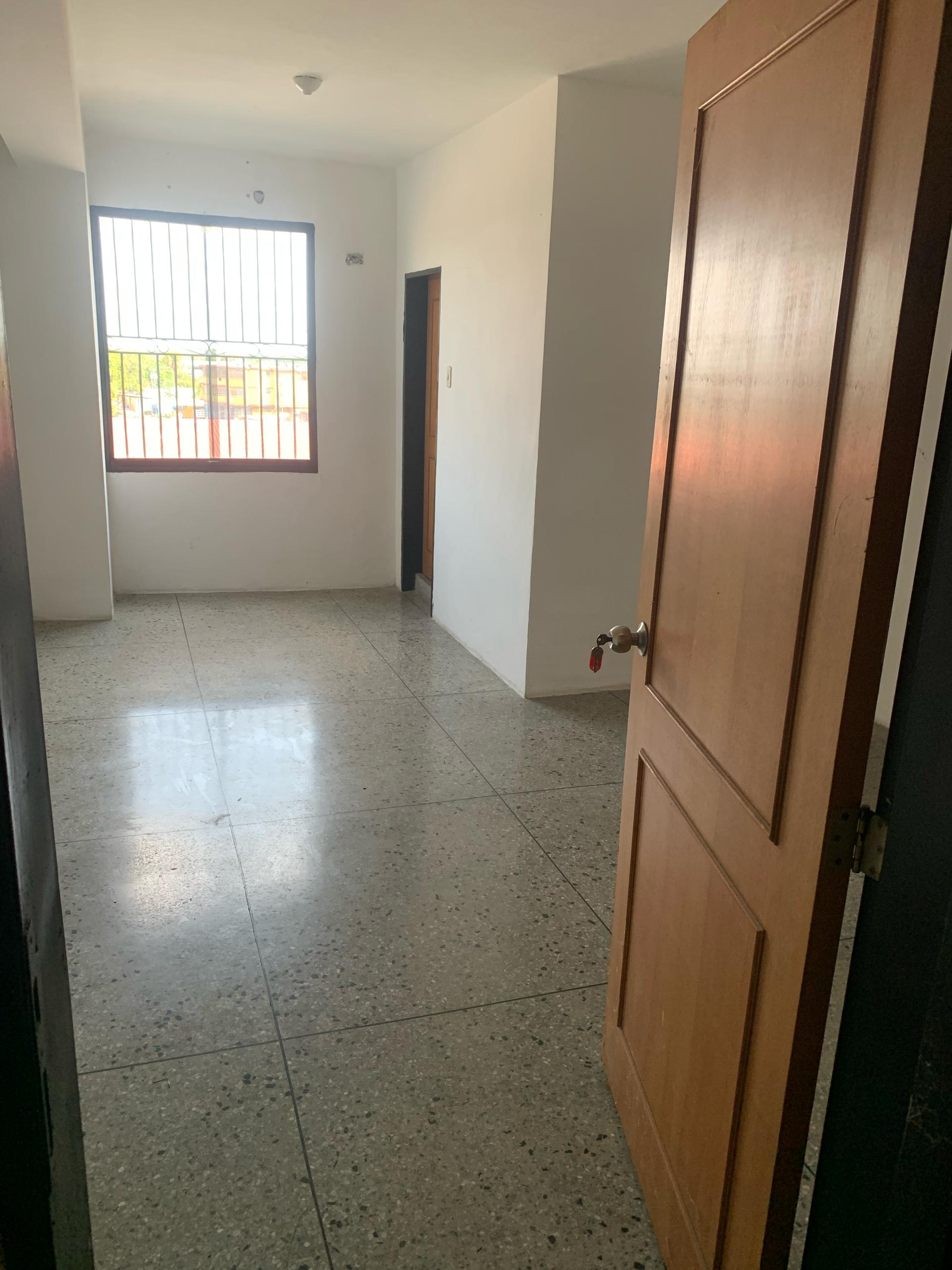 En Alquiler Local Comercial, signado con el Nº 32 ubicado en Guanare en el Centro Empresarial Don Nino, Av. Simón Bolívar, Guanare, Portuguesa, Venezuela - Imagen 2