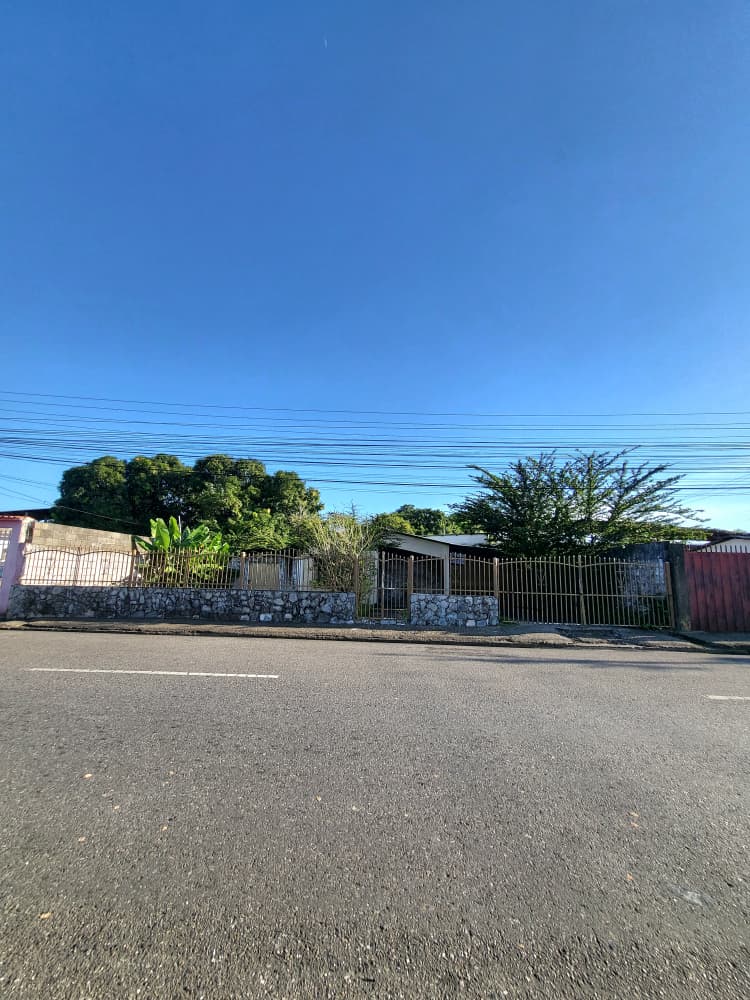 En Venta Casa y terreno propio ubicada en Sector El Cementerio, Corredor vial de la Carrera 12 entre calles 20 y 21, Guanare, Portuguesa, Venezuela - Imagen 2