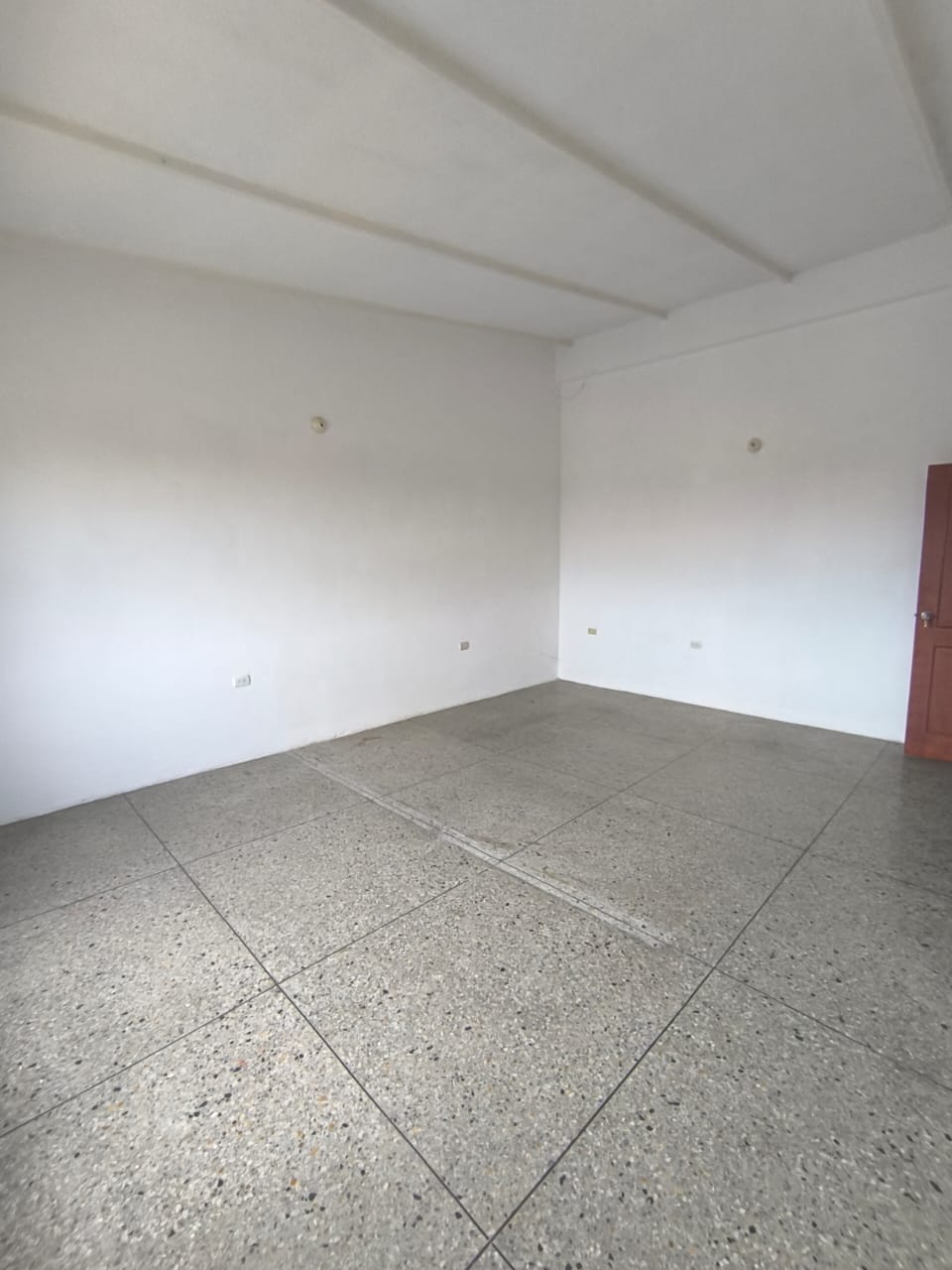 En Alquiler Local Comercial, signado con el Nº 33 ubicado en Guanare en el Centro Empresarial Don Nino, Av. Simón Bolívar, Guanare, Portuguesa, Venezuela - Imagen 6