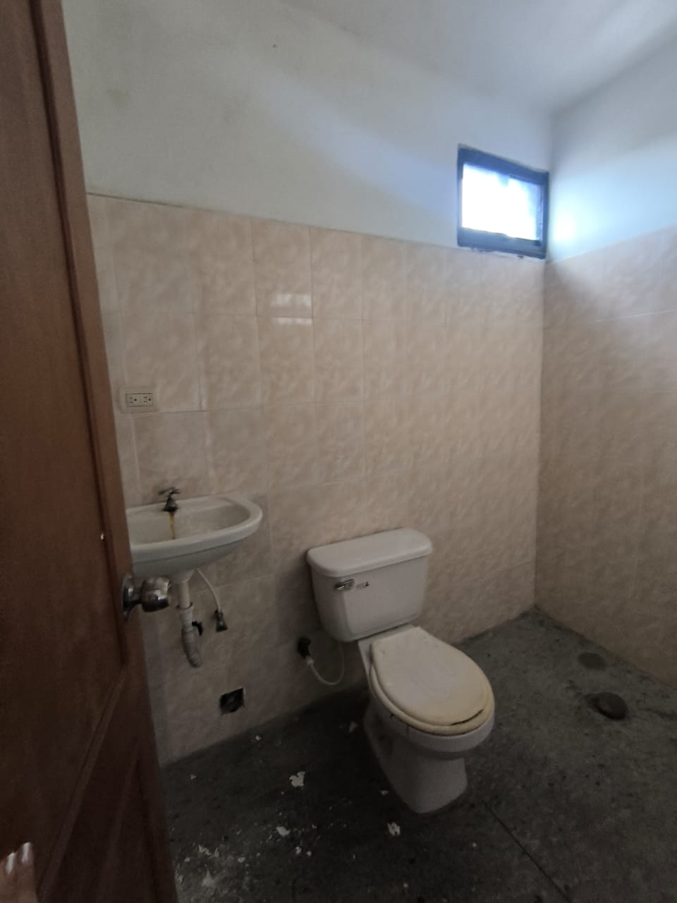 En Alquiler Local Comercial, signado con el Nº 31 ubicado en Guanare en el Centro Empresarial Don Nino, Av. Simón Bolívar, Guanare, Portuguesa, Venezuela - Imagen 6