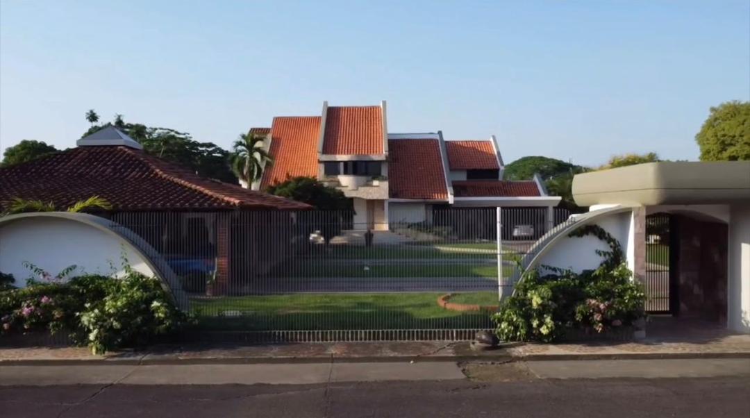 En Venta dos Casas con amplia parcela de terreno ubicadas en el Sector La Colonia, parte alta, Guanare, Portuguesa, Venezuela - Imagen 3