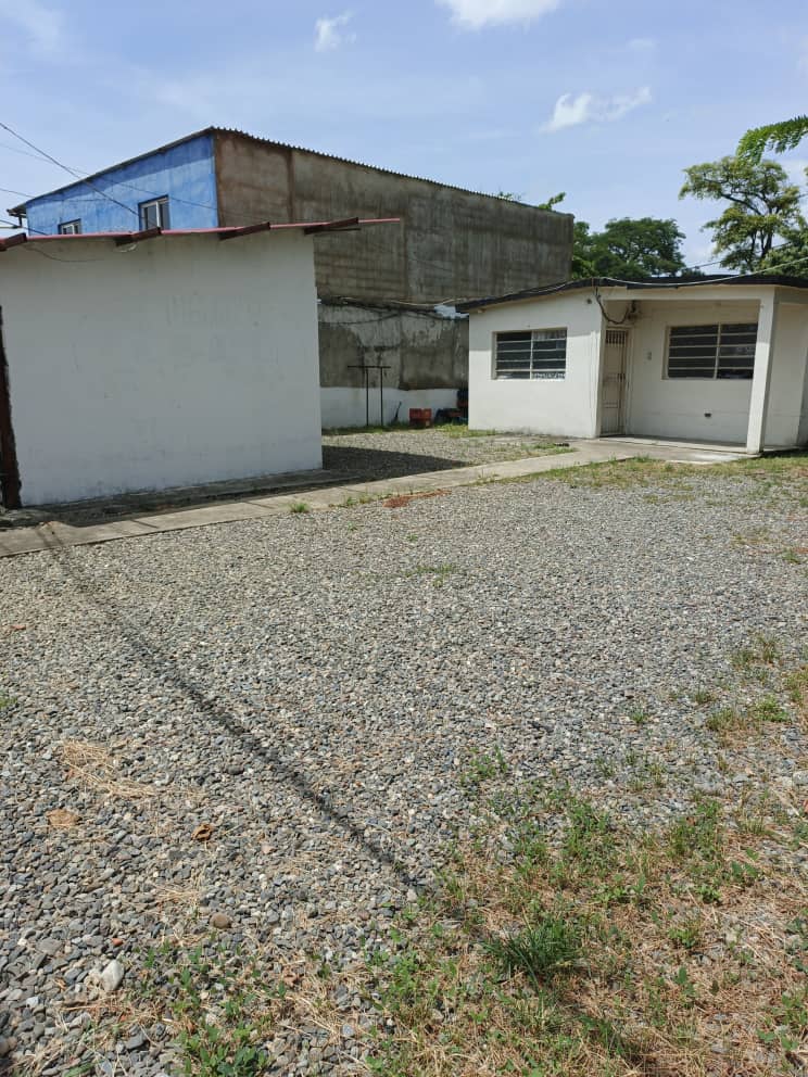En Venta Casa con Local Comercial con amplio Terreno propio, ubicada en Guanare, Avenida Juan Fernández de León, Primera Entrada Sector Sucre, Guanare, Portuguesa, Venezuela - Imagen 9