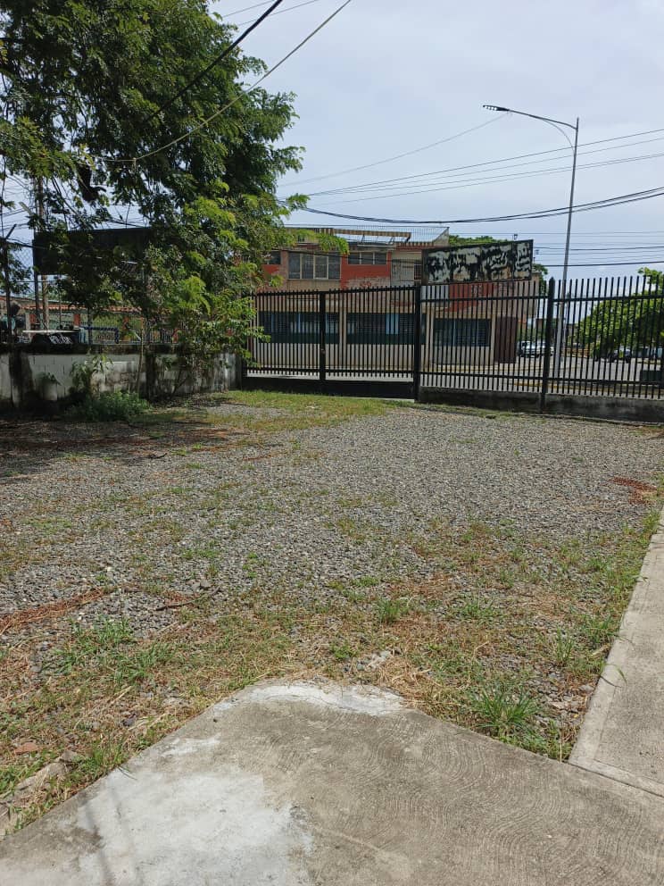 En Venta Casa con Local Comercial con amplio Terreno propio, ubicada en Guanare, Avenida Juan Fernández de León, Primera Entrada Sector Sucre, Guanare, Portuguesa, Venezuela - Imagen 2